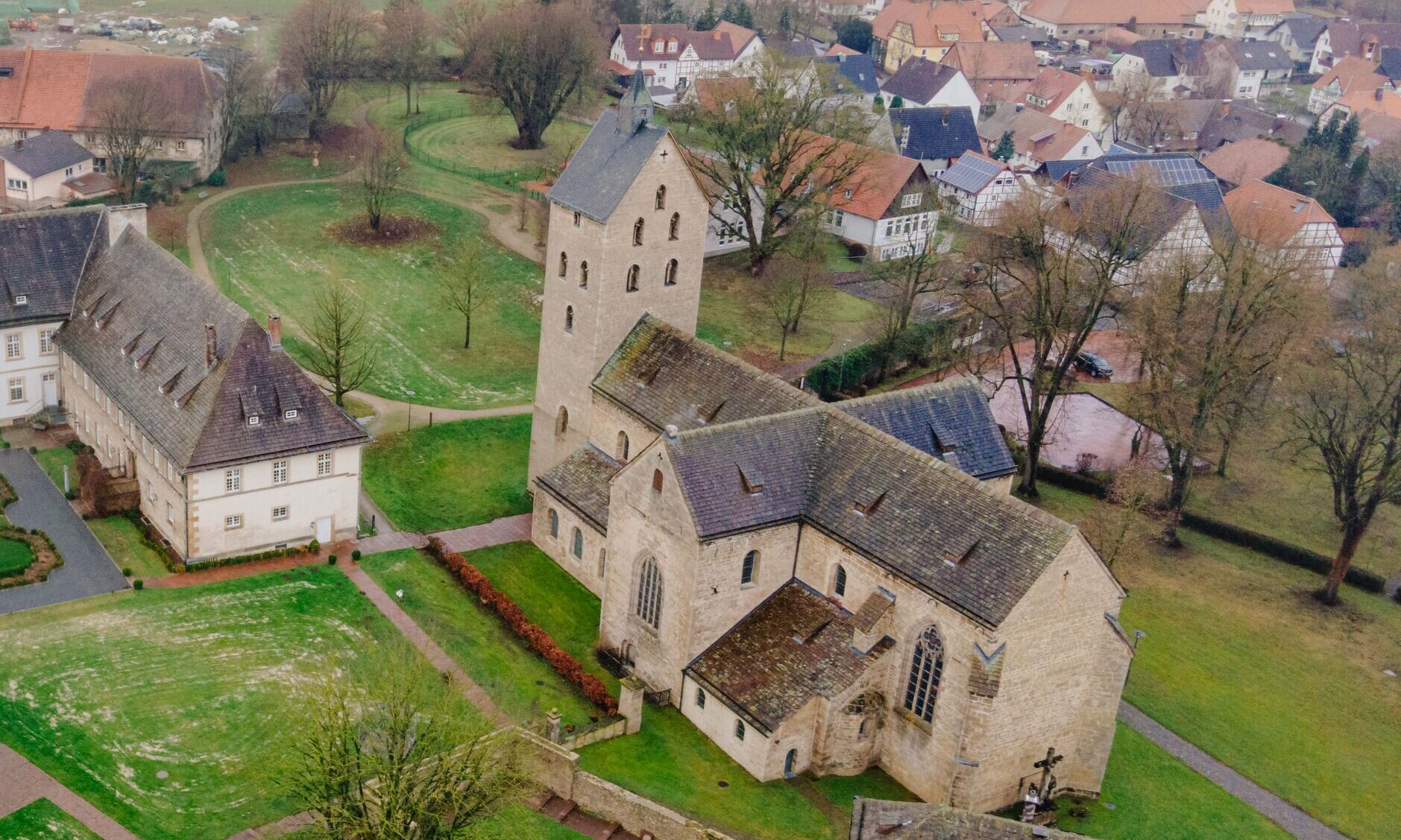 Luftbild Kirche St. Peter und Paul in Gehrden