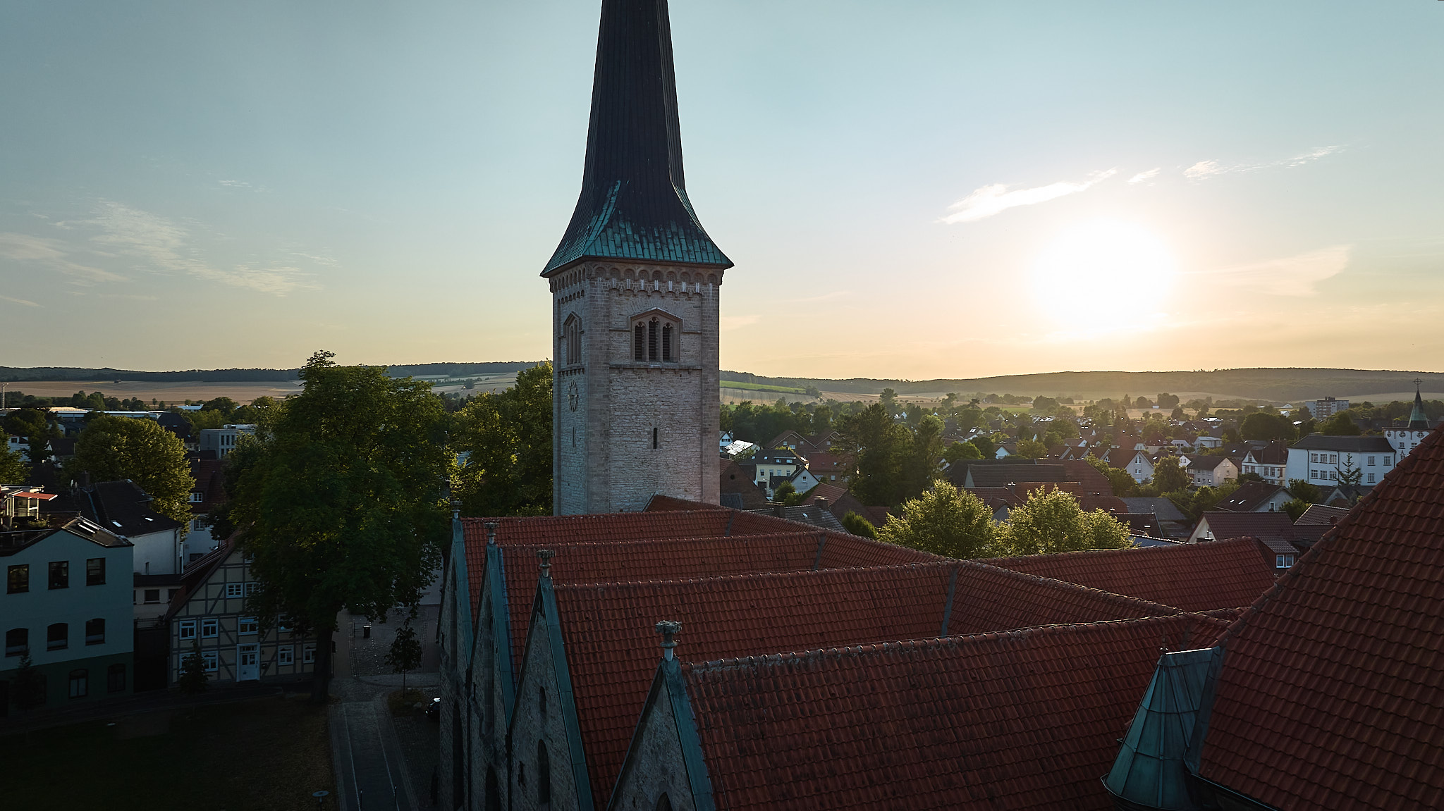 Abendstimmung über St. Michel und Johannes Baptist Brakel