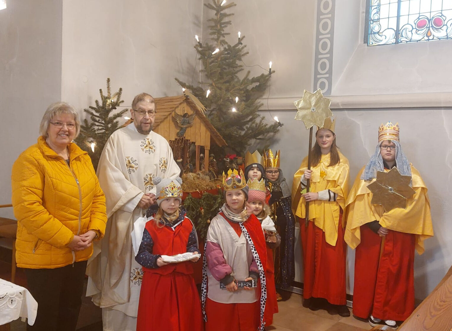 Auf dem Bild von links nach rechts: Sabine, Pastor Weskamp, Lara, Mira, Marie, dahinter Henry, Josua, Leonie und Lasse