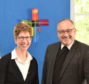 Pia Hüppmeier, kefb, und Pfarrer Andreas Kurte
