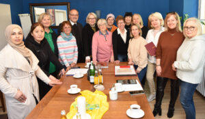 Dozentinnen, Kursteilnehmerinnen und Vertreter der Träger
