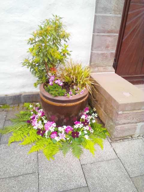 Blumenschmuck an der Kirche St. Josef in Beller