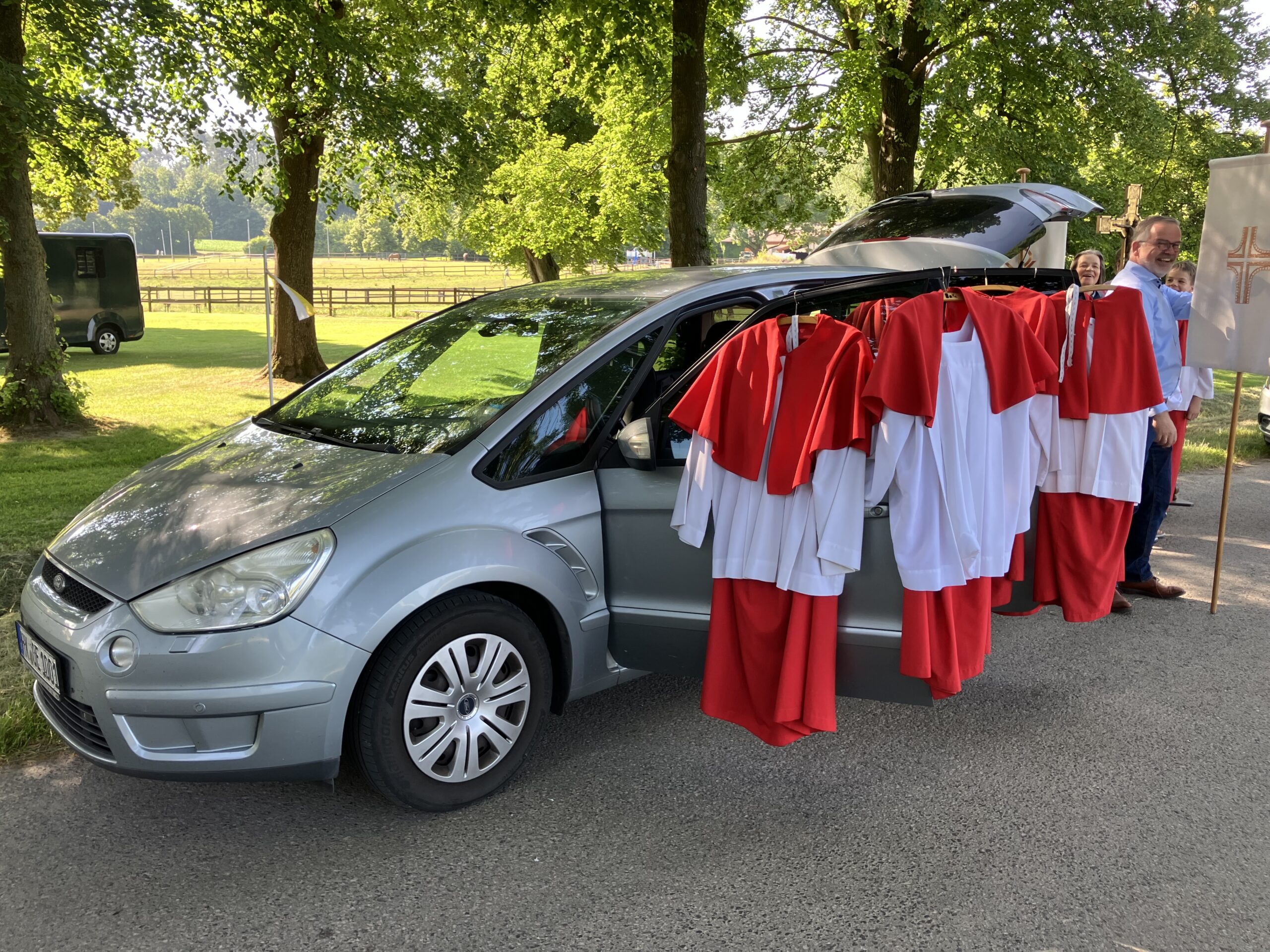 Die Gewänder und Utensilien für den Gottesdienst zum Lobetag der Stadt Brakel
